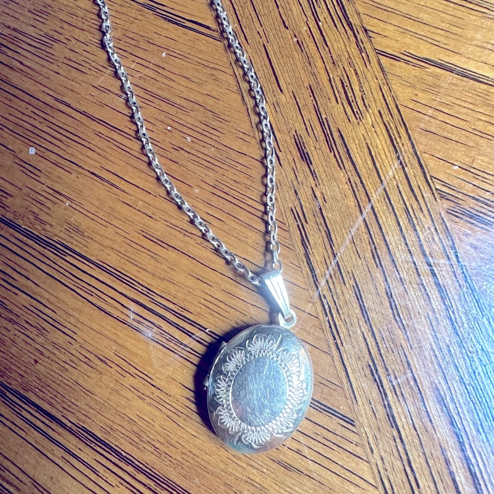 Vintage Elegant Gold Filled Oval Locket Necklace